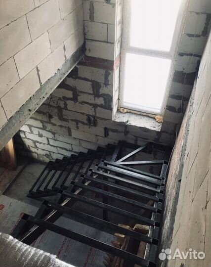 Сварной Каркас Г-образной Лестницы в Дом