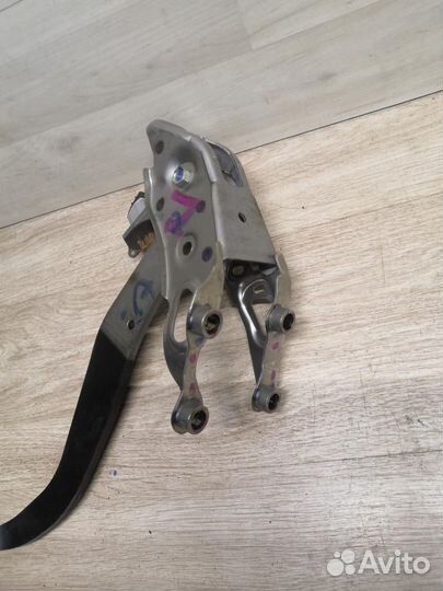 Педаль тормоза Toyota Corolla E180