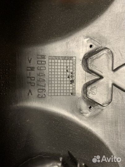 Решетка радиатора mitsubishi carisma 1996-mb944763