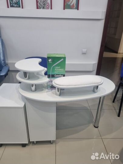 Маникюрный стол