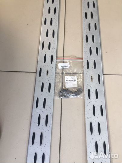 Продаю накладки порогов автомобиля Mercedes-bens M