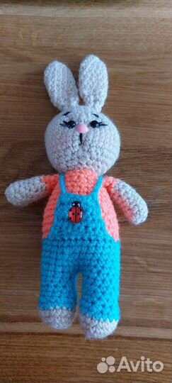Заяц вязаный ручной работы