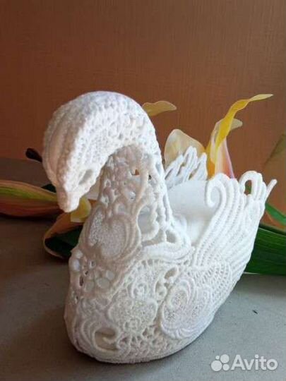 Конфетница вышитая лебедь