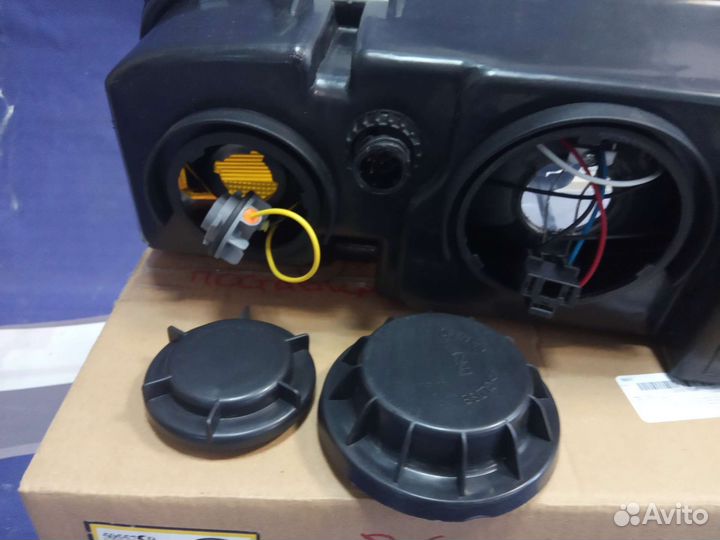 Фара правая Мерседес Actros Axor до 2004