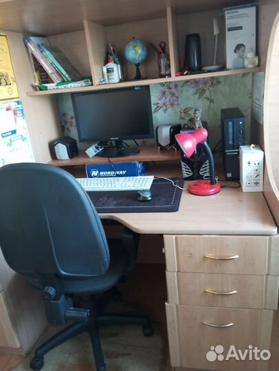 Детская кровать чердак со столом и шкафом