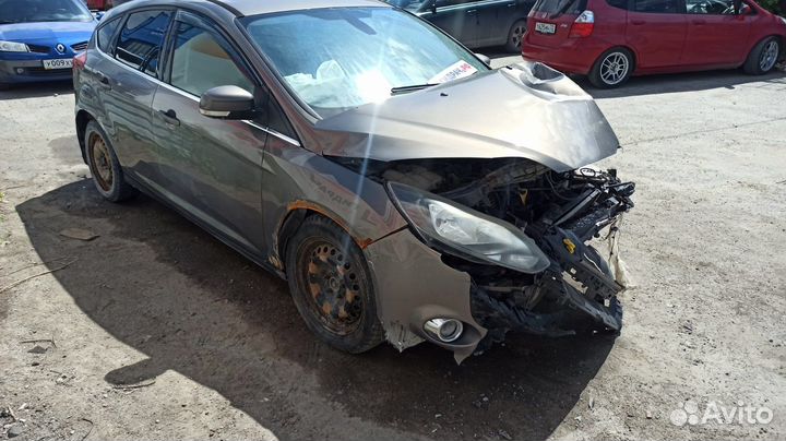 Ответная часть ремня безопасности Ford Focus 3 1741765. Трещина