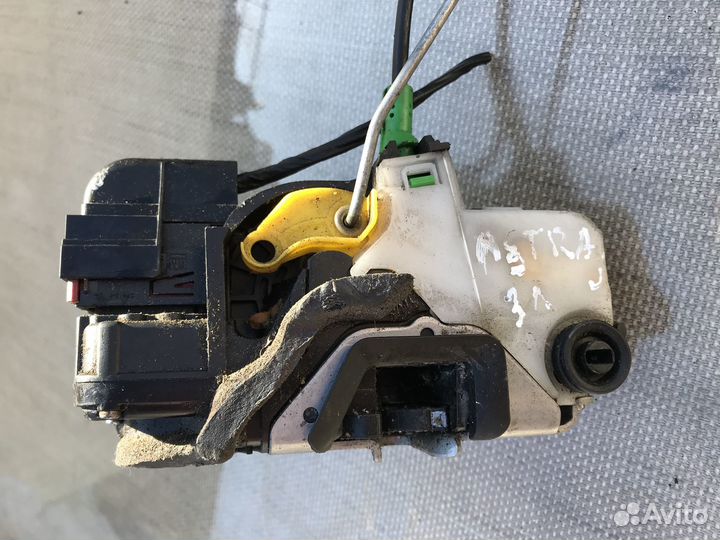 Opel Astra J задний левый замок