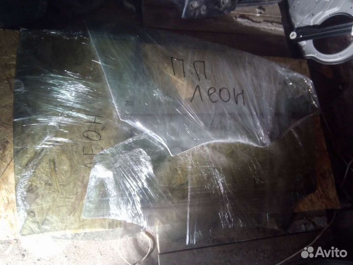 Стекло двери Seat Leon 2