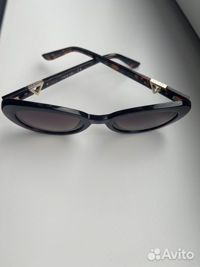 Солнцезащитные очки женские Guess