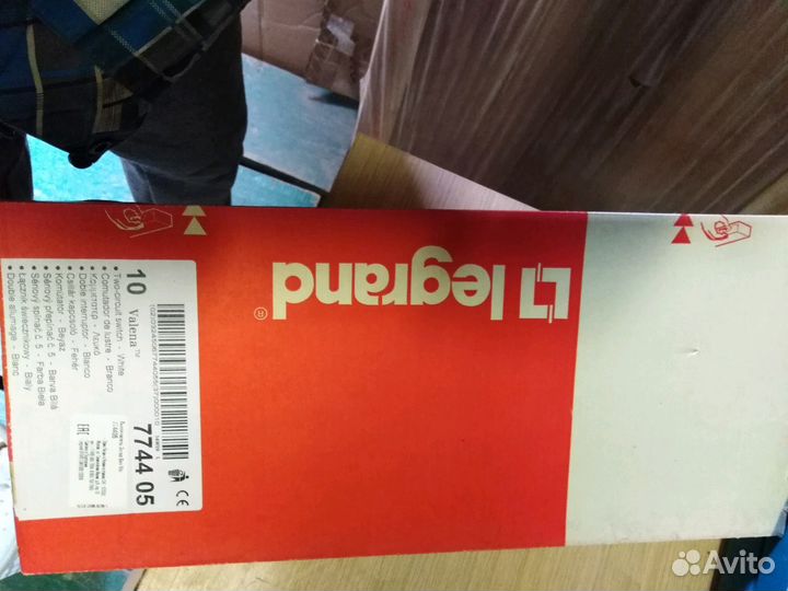 Выключатели 2 кл., legrand valena 774405