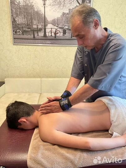 Массажист костоправ