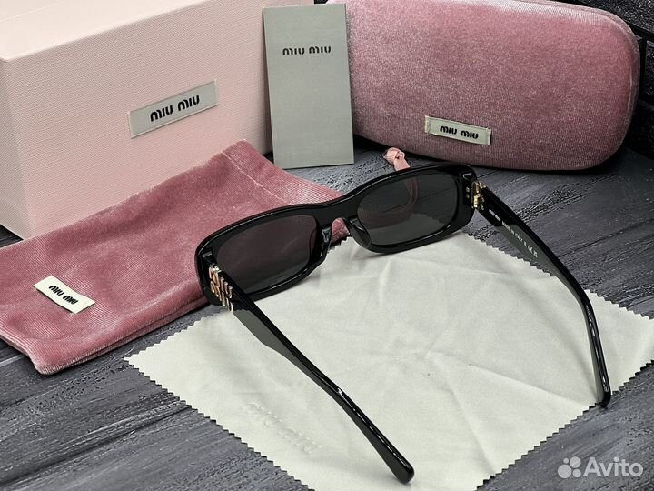 Солнцезащитные очки Miu Miu