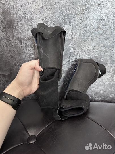 Щитки футбольные с защитой голеностопа Larsen