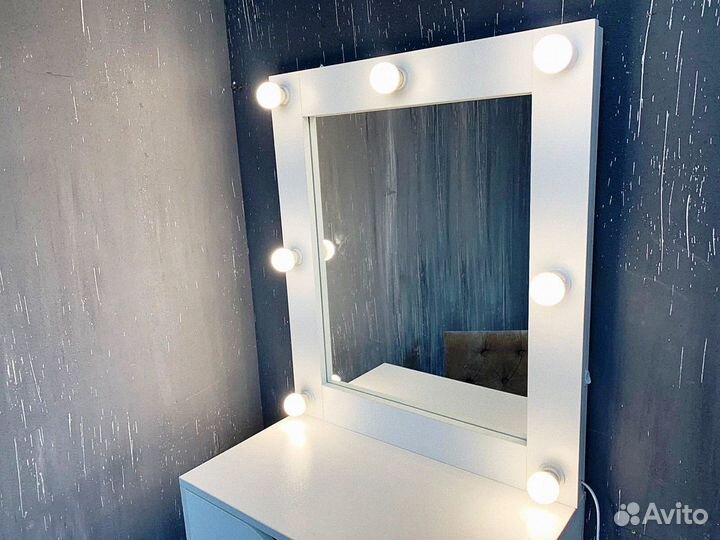 Гримерное зеркало с лампочками и консолью