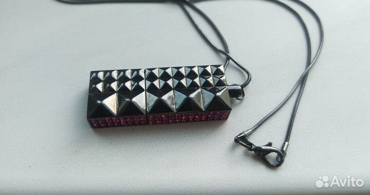 Подвеска флешка блестящая с кристаллами