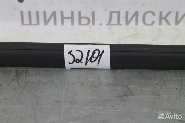 Уплотнитель стекла двери передней правой Ford Fie