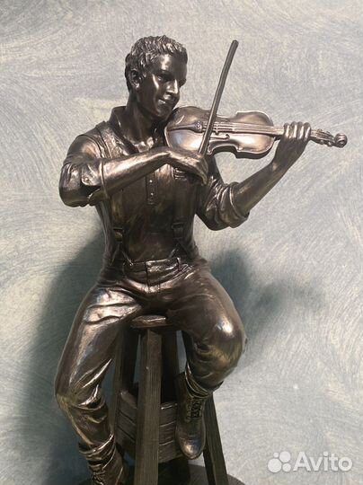 Скрипач на стуле. Виртуоз. Статуэтка интерьернаая