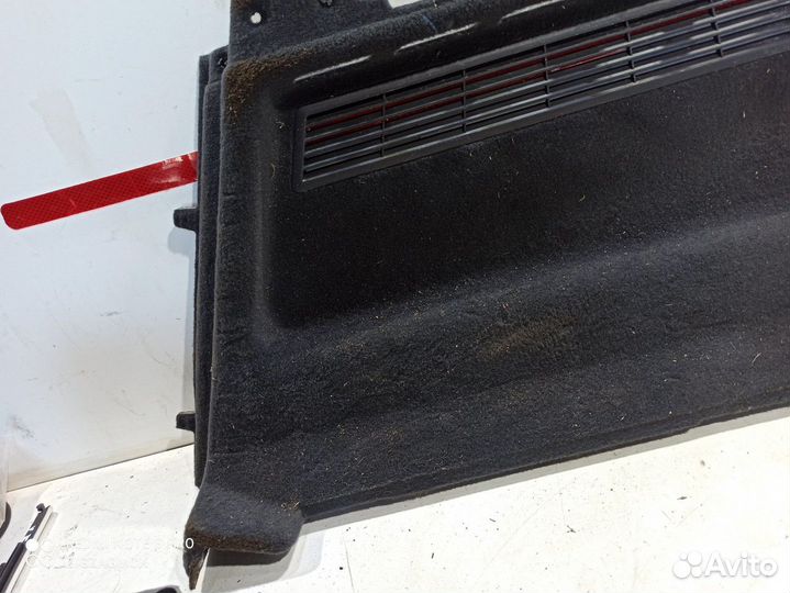 Обшивка багажника правая (Audi Q8)