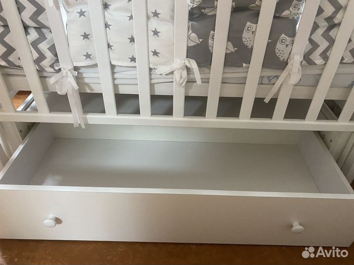 Детская кроватка с маятником и ящиком