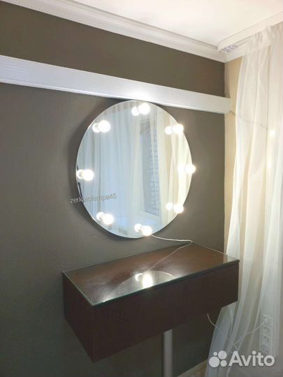 Круглое зеркало с лампочками