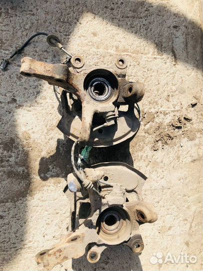 Кулак передний левый Almera classic b10