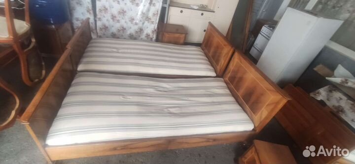 Старинная мебель из ореха