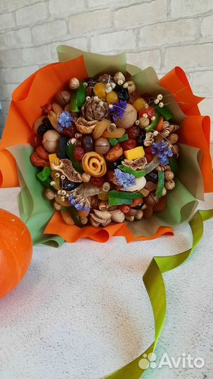 Вкусный букет из орехов и сухофруктов