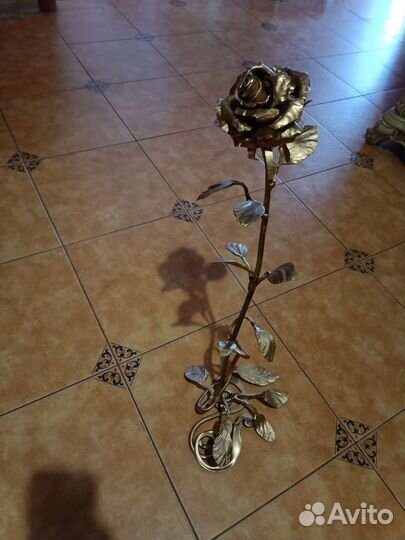 Кованая роза на постаменте