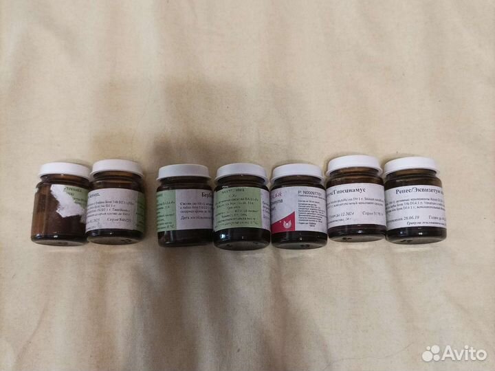 Маленькие стеклянные баночки пузырьки