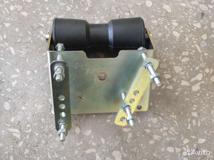 Кронштейн с килевым роликом на прицеп