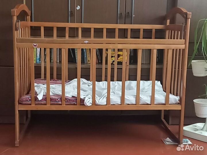 Детская кроватка с маятником