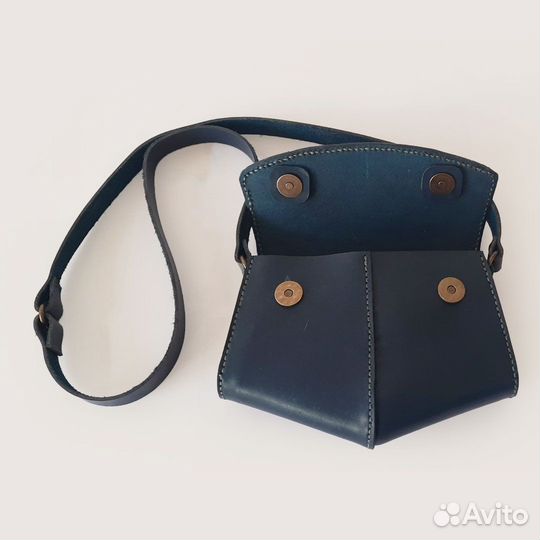 Маленькая сумка на ремне из натуральной кожи
