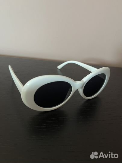 Очки в белой оправе в стиле ретро
