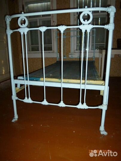 Антикварная кровать