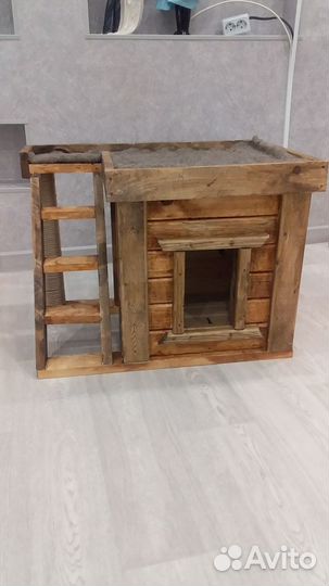 Кошачий домик с когтеточкой