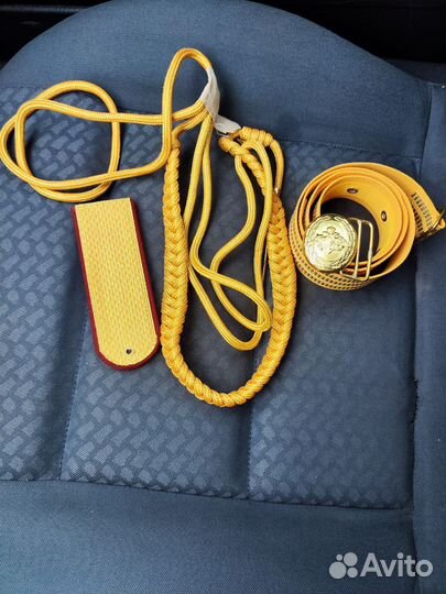 Аксельбант, пояс и погоны