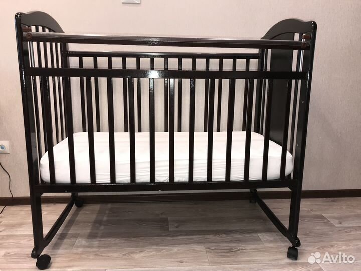 Детская кроватка с матрацем