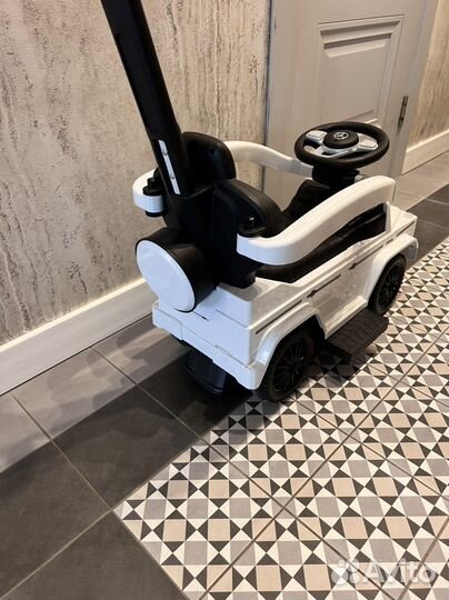 Детская машинка каталка с ручкой mercedes