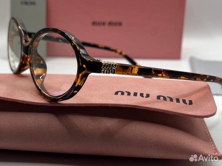 Солнцезащитные очки Miu Miu