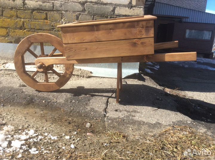 Кашпо садовое. Кадка для дачи. Тачка декоративная