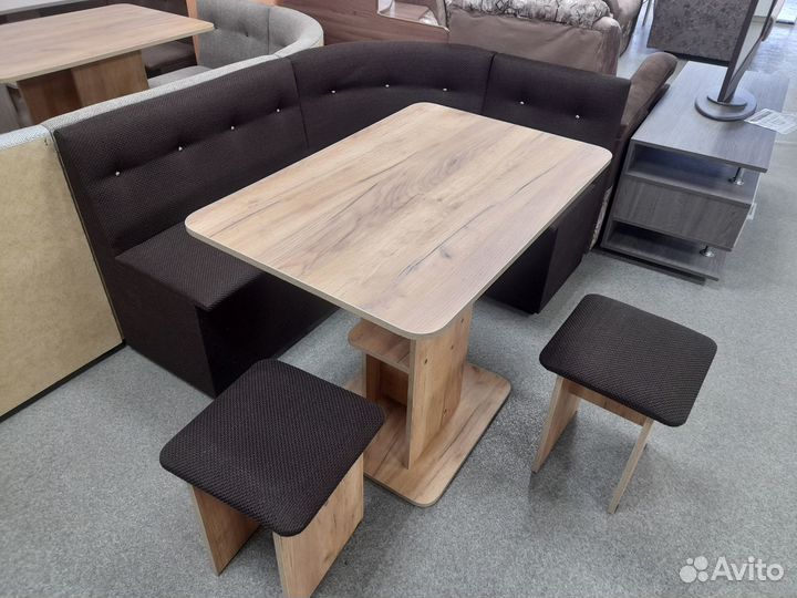 Кухонный уголок со столом и стульями. Новый