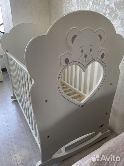 Детская кроватка с маятником и ящиком
