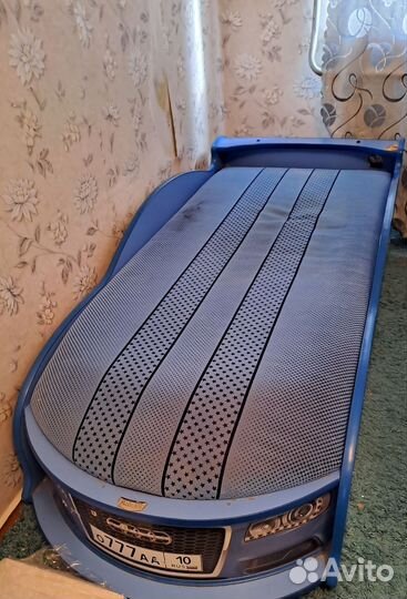 Детская кровать машина