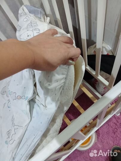 Детская кроватка с маятником
