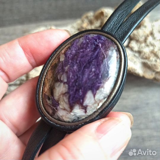 Необычная подвеска - галстук с чароитом