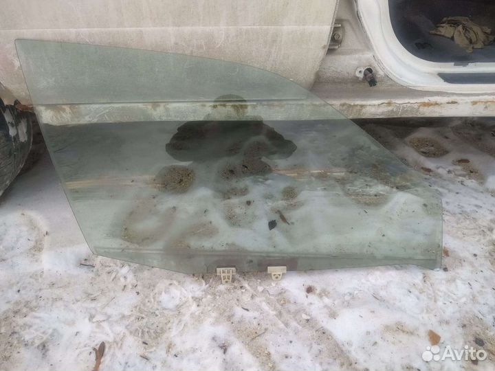 Стекло водительское Ниссан блюберд