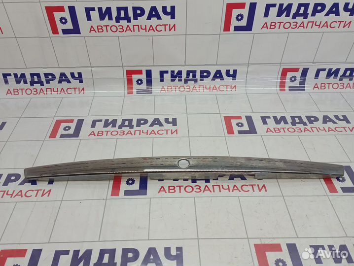 Накладка крышки багажника Nissan Almera (G15) 8481