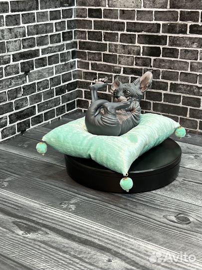 Модель котенка сфинкса на подушке