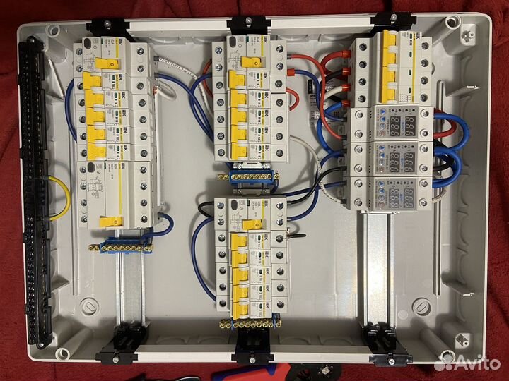 Трехфазовый электрический щиток