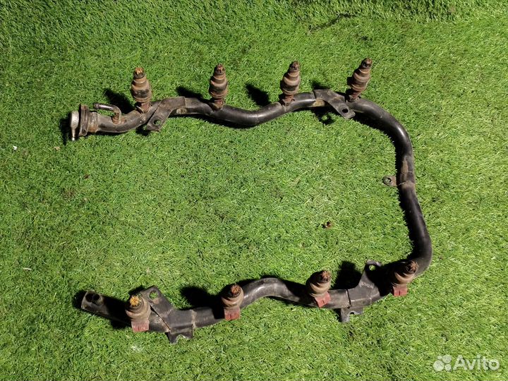 Топливная рампа с форсунками BMW 7 e38